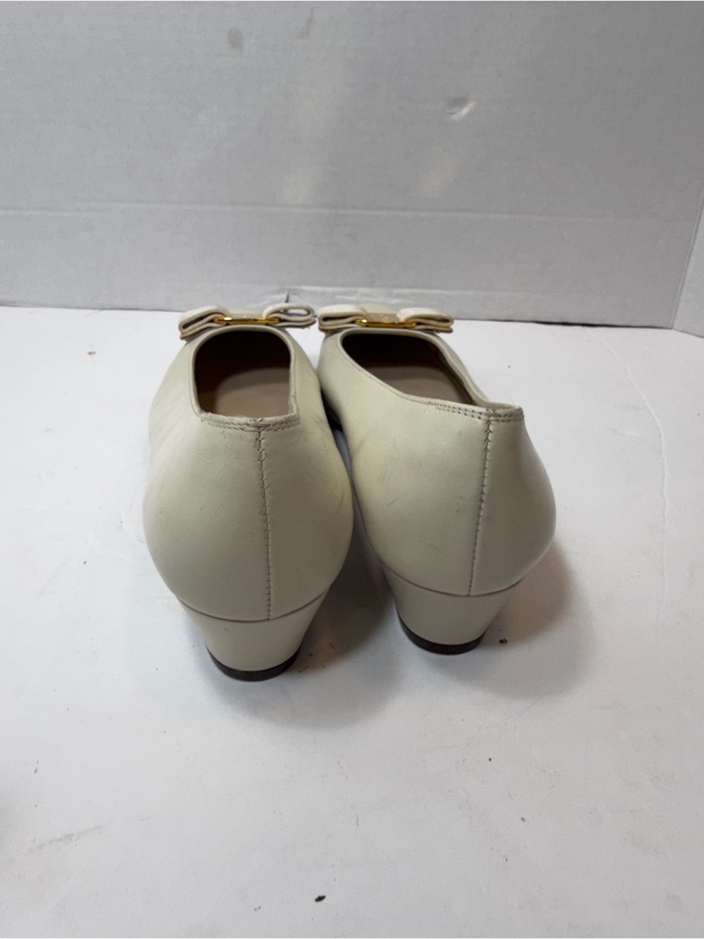 Salvatore Ferragamo Cream Leather Calfskin Classic Vara Pumps Size 8.5B - Picture 4 of 7